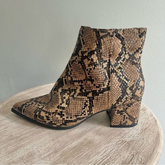 Kenneth Cole Roanne Snake Print Pointed Toe Side Zipper Heeled Boots size 6 NWOB - Picture 3 of 8